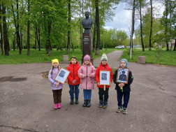Возложение цветов к памятнику героя Советского Союза Д.А. Медведева.